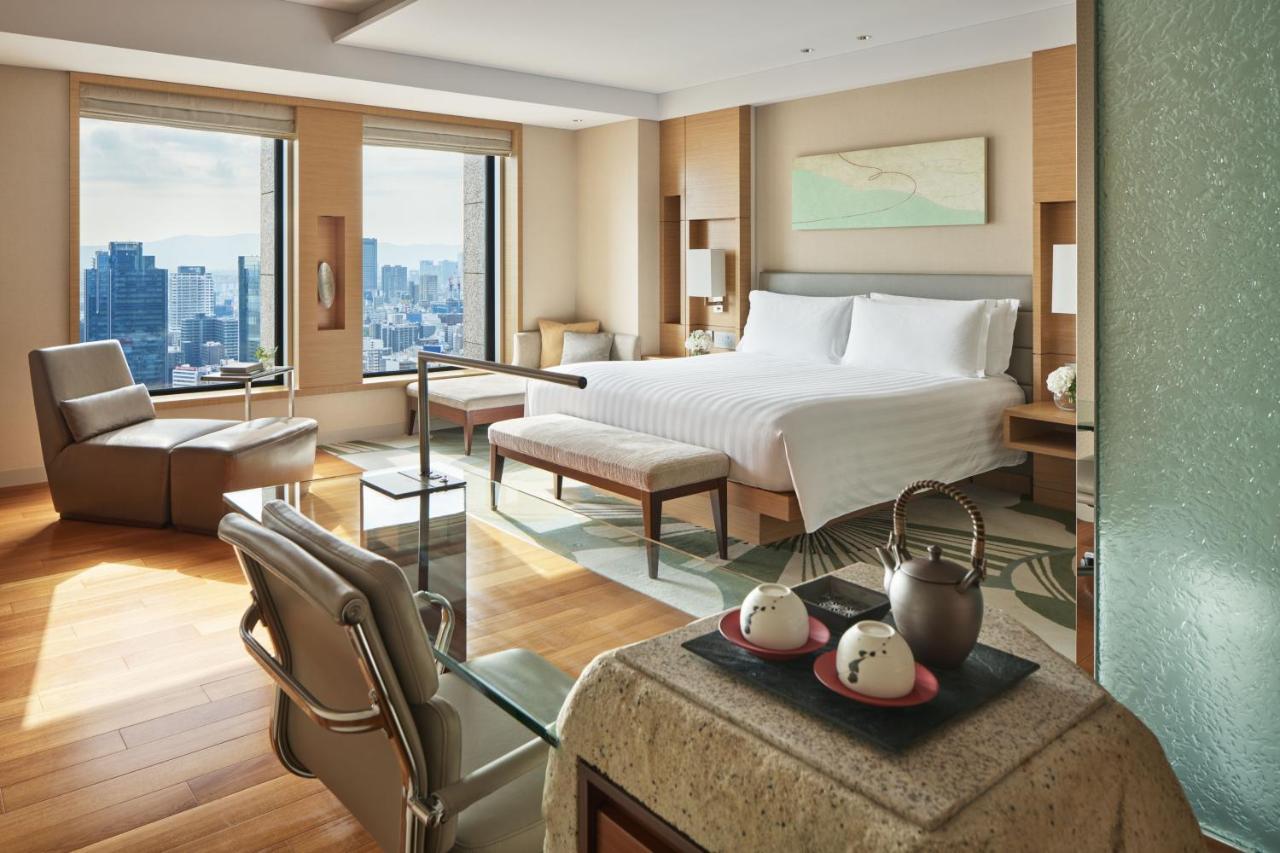 Premium Zimmer mit Kingsize-Bett und Blick auf die Stadt